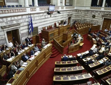 Στο κόκκινο η ένταση στη Βουλή για τον νόμο των φυλακών - Η αντιπαράθεση Καλογήρου-Καραγκούνη